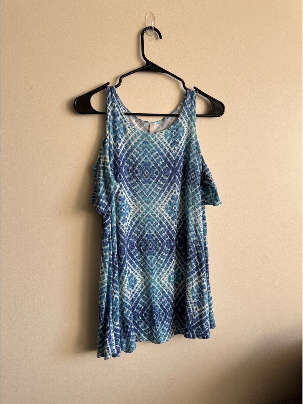 Gilli Women's Sea Blue Print Cold Shoulder Geo Blouse Size M